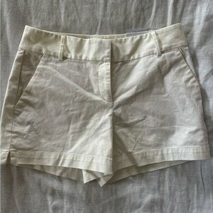 LOFT Women's Cream Riviera short curvy fit
4” inseam